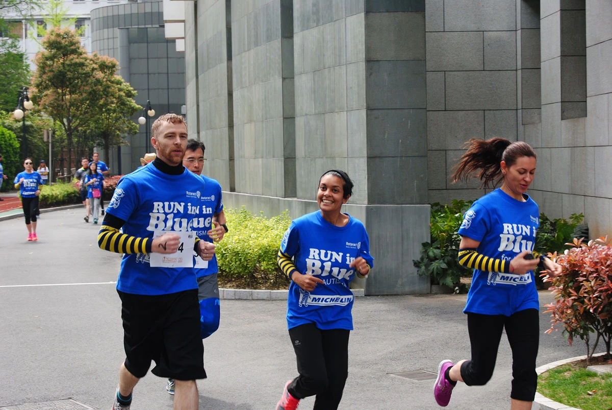 上海青年扶轮服务团“蓝色奔跑”公益跑活动圆满落幕(图4)