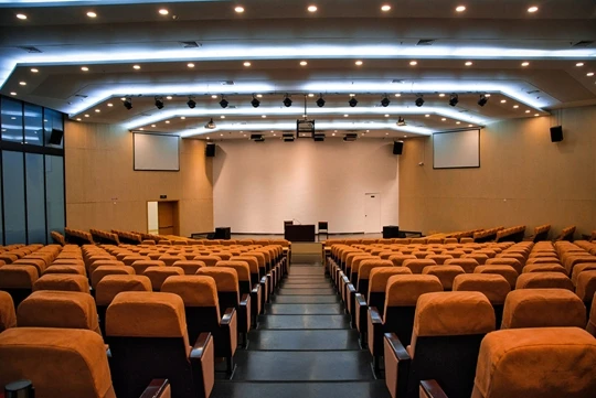 “上海商学院徐汇校区三楼报告厅”