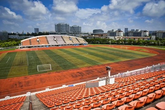 “上海海洋大学临港校区东体育场”