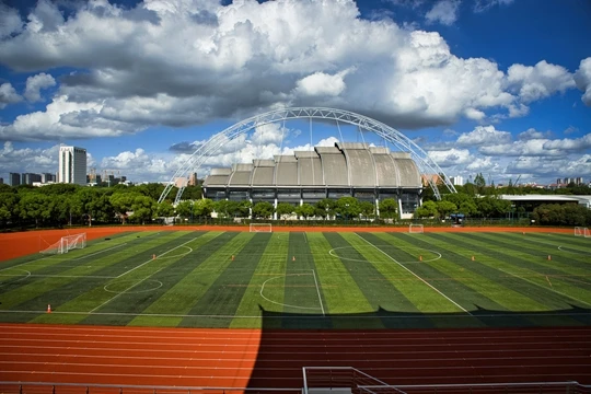 “上海工程技术大学松江校区西体育场”