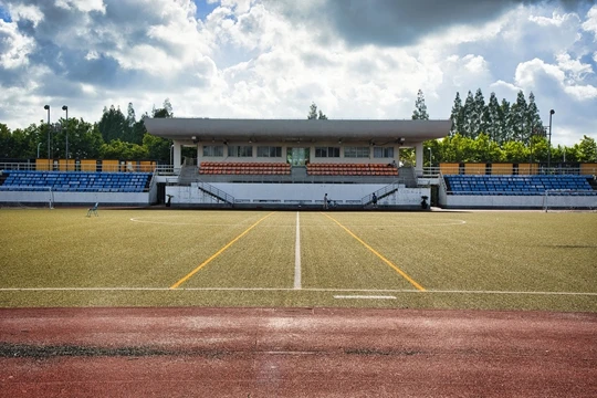 “上海第二工业大学金海路校区体育场”