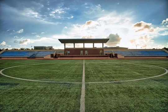 “上海建桥学院体育场”