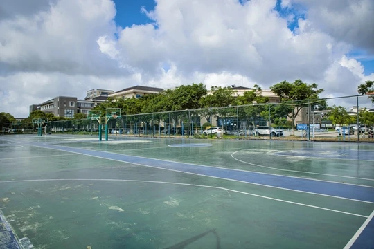 “上海海洋大学临港校区西篮球场”